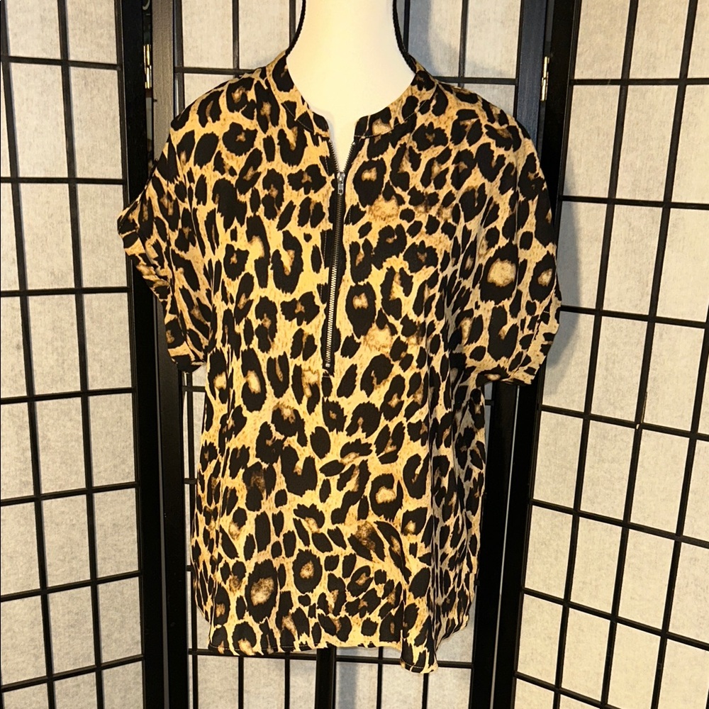 🦋Chic Leopard Print Blouse with Zipper 5/25$
